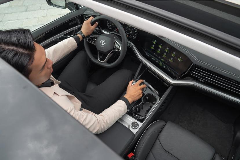 Trải nghiệmcảm giác phía sau tay lái Touareg tại Volkswagen Phú Mỹ Hưng.