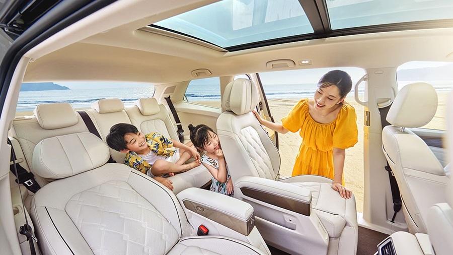 Hàng ghế thương gia Volkswagen Viloran Luxury với bệ đỡ chân và massage