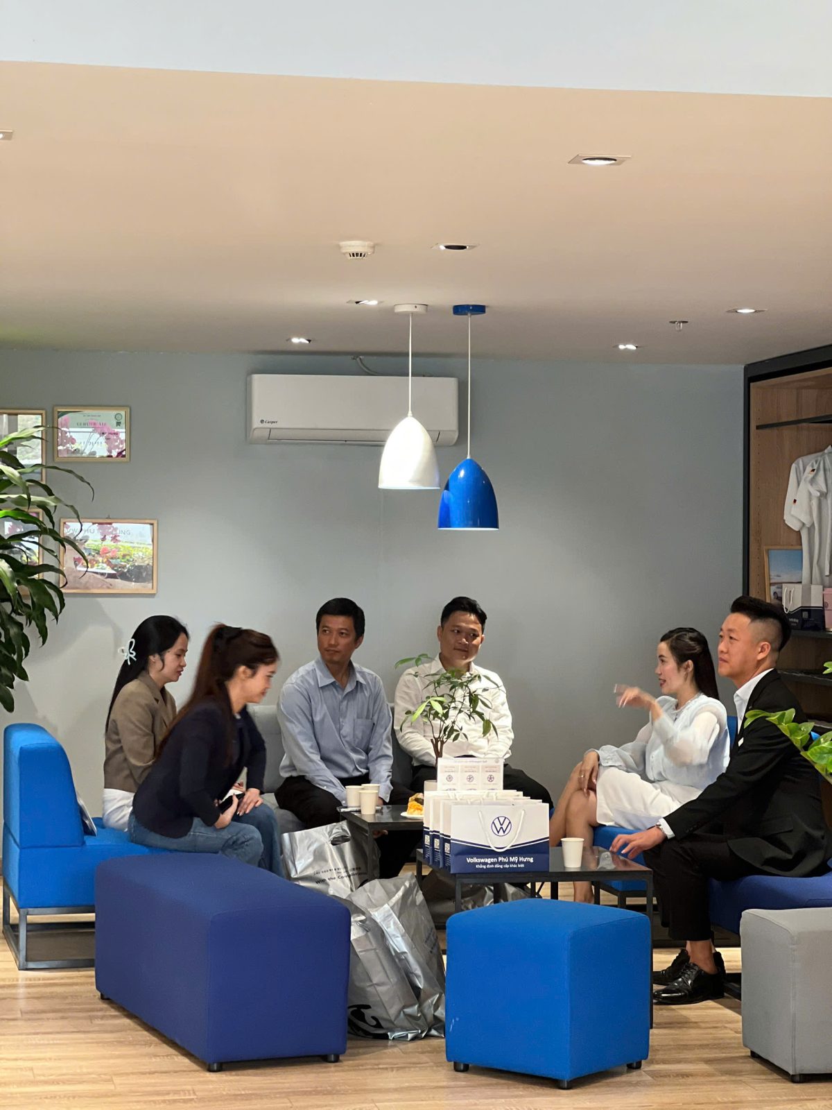 Tư vấn bảng giá lăn bánh cho khách Volkswagen Nam Sài Gòn tại Phú Mỹ Hưng.