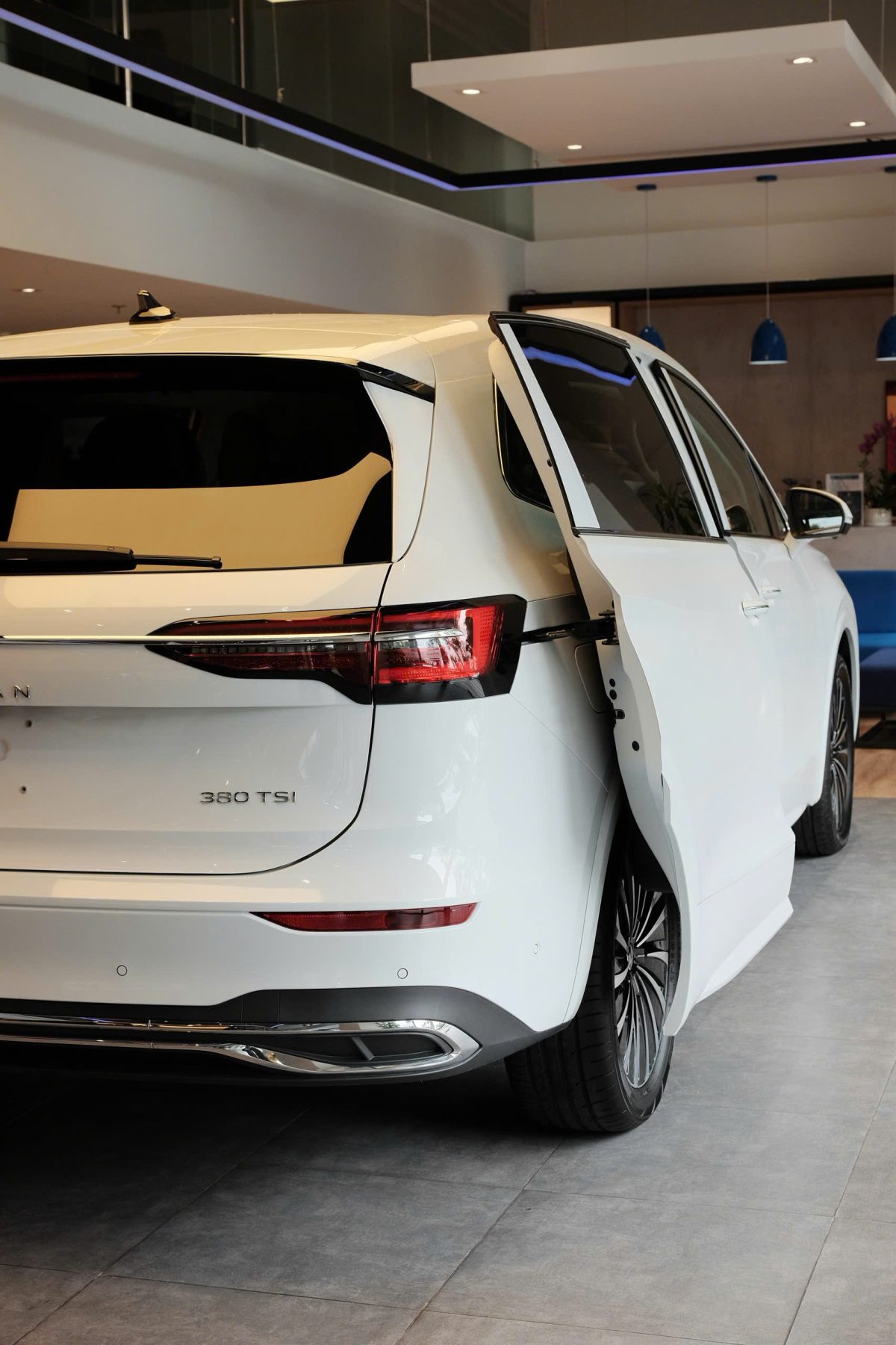 Khách trải nghiệm lối lên xuống Viloran tại Volkswagen Phú Mỹ Hưng.