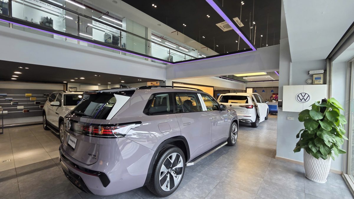 Không gian trưng bày và tư vấn tại showroom Volkswagen Quận 7, Phú Mỹ Hưng.