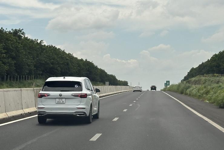Volkswagen Viloran 2.0 TSI di chuyển trên hành trình đường dài