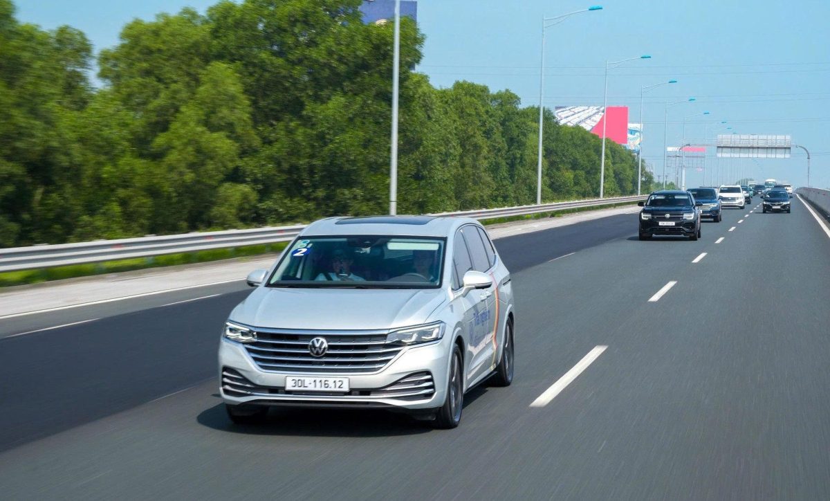 Volkswagen Viloran 2.0 TSI di chuyển trên hành trình đường dài