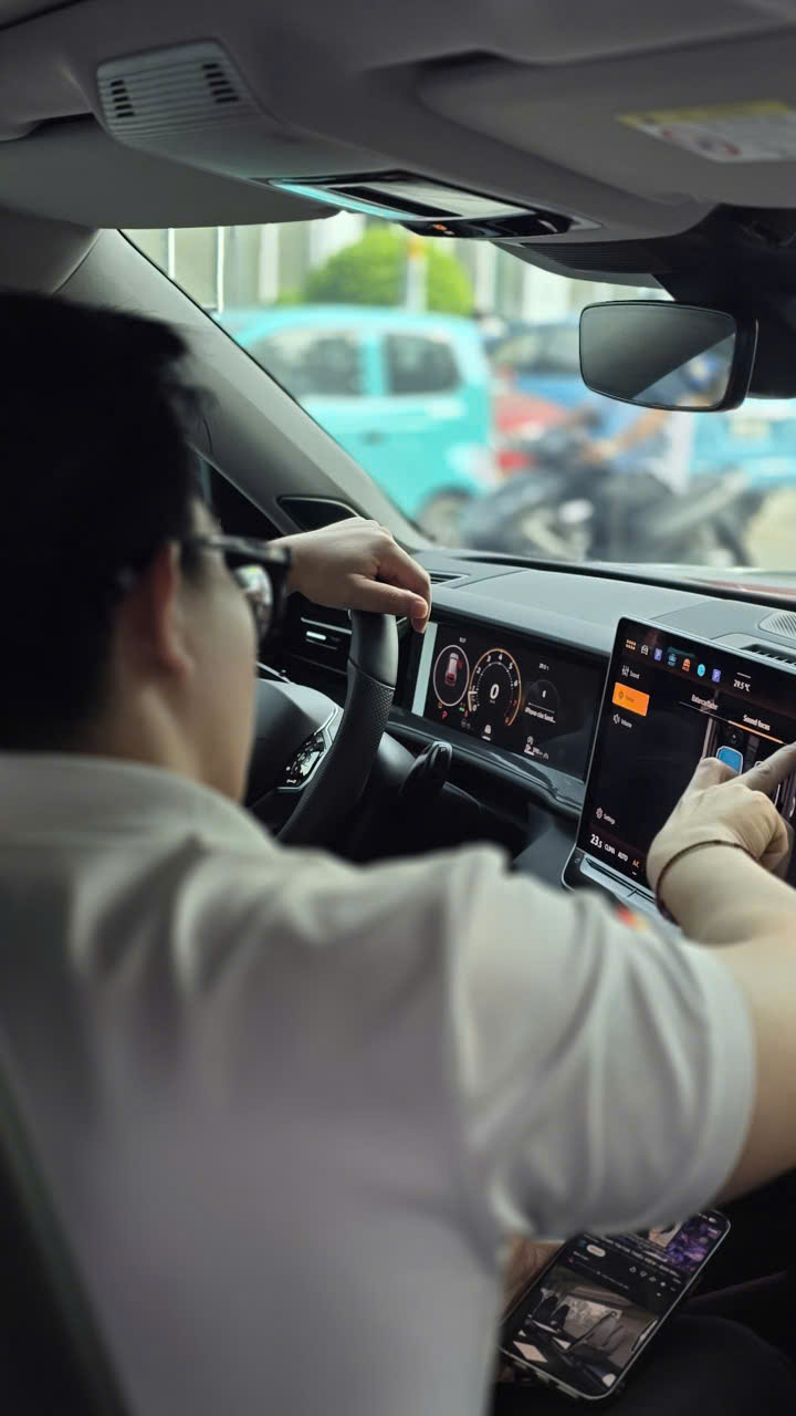 Nhân viên Volkswagen Phú Mỹ Hưng hướng dẫn khách hàng sử dụng xe